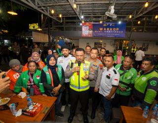 Kakorlantas Ngopi Bareng Driver Ojol Surabaya, Sampaikan Pesan Kapolri