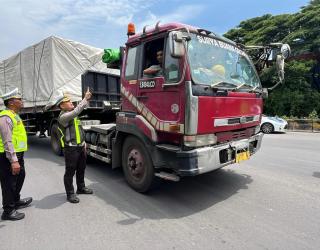 PJR Polda Jatim Batasi Angkutan Barang di Tol dan Jalur Arteri Selama Libur Nataru