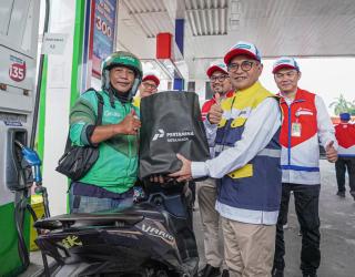Pertamina Patra Niaga Salurkan Bantuan untuk Ojol di Surabaya