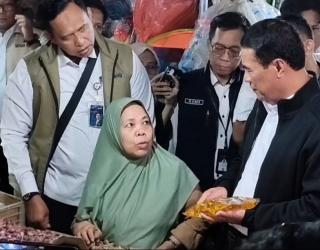 Mentan Temukan MinyaKita Dijual di Atas HET saat Sidak Pasar Wonokromo