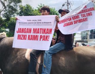 Tolak Relokasi RPH Pegirian, Ratusan Jagal dan Pedagang Daging Demo DPRD Surabaya Bawa Sapi