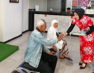 BRI BO Mulyosari Rayakan Imlek Bersama Nasabah