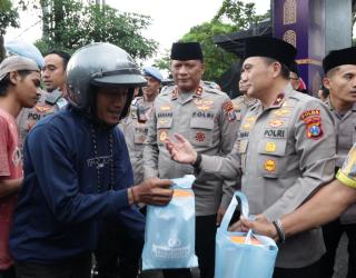 Kapolda Jatim Bagikan Takjil ke Pengendara, Lanjut Buka Puasa Bersama Masyarakat