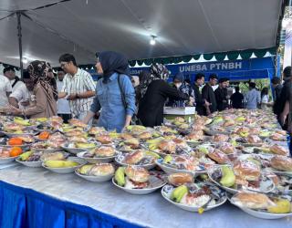 Buka Bersama Gratis UNESA 2026 bagikan Ribuan Porsi Berbuka untuk Masyarakat