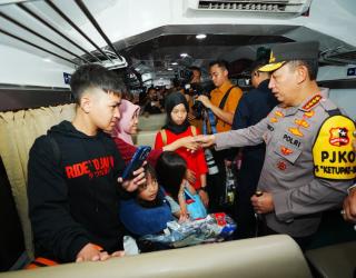 Kapolri Tinjau Stasiun Gubeng, Minta Pelayanan Pemudik Dimaksimalkan