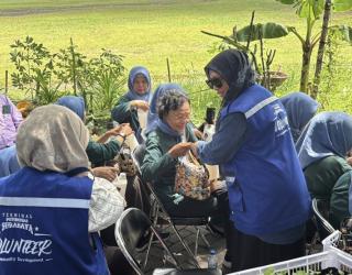 TPS Ajak Warga Sidotopo Wetan Belajar Kelola Bank Sampah di Perak Barat