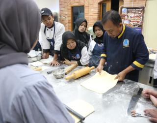 TEFA SMKN 3 Sukabumi Produksi 3.124 Toples Kue, Raup Omzet Rp210 Juta  