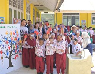 Tambang Emas Pani Ajak Karyawan Mengajar 262 Siswa Pohuwato