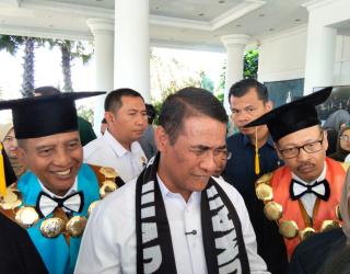 Mentan Bagi Bibit Kedelai Gratis ke Unesa, Target Produksi 3,5 Ton per Hektare