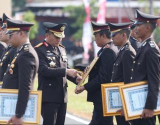 Pilihan Judul Berita HUT ke-81 RI, Polda Jatim Tekankan Pelayanan Terbaik untuk Masyarakat