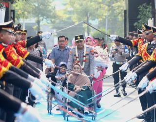 Disambut Pedang Pora dan Reog, Irjen Dekananto Resmi Pimpin Polda Jatim