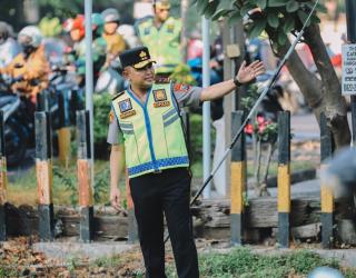Kapolda Jatim Turun Langsung Atur Lalu Lintas di Surabaya