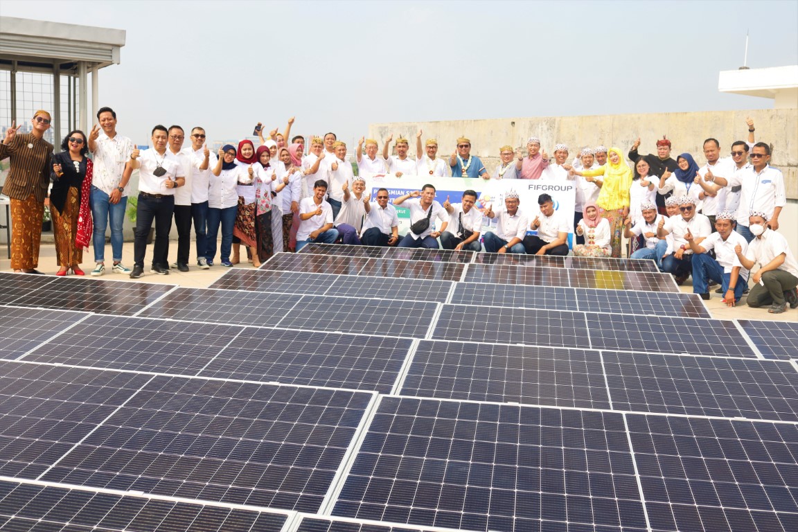 Rangkaian acara peresmian solar panel di FIFGROUP Cabang Rungkut ditutup dengan foto bersama antara Operation Director FIFGROUP, Setia Budi Tarigan, jajaran manajemen FIFGROUP dan seluruh karyawan di atap gedung FIFGROUP Cabang Rungkut yang memiliki 3 lan