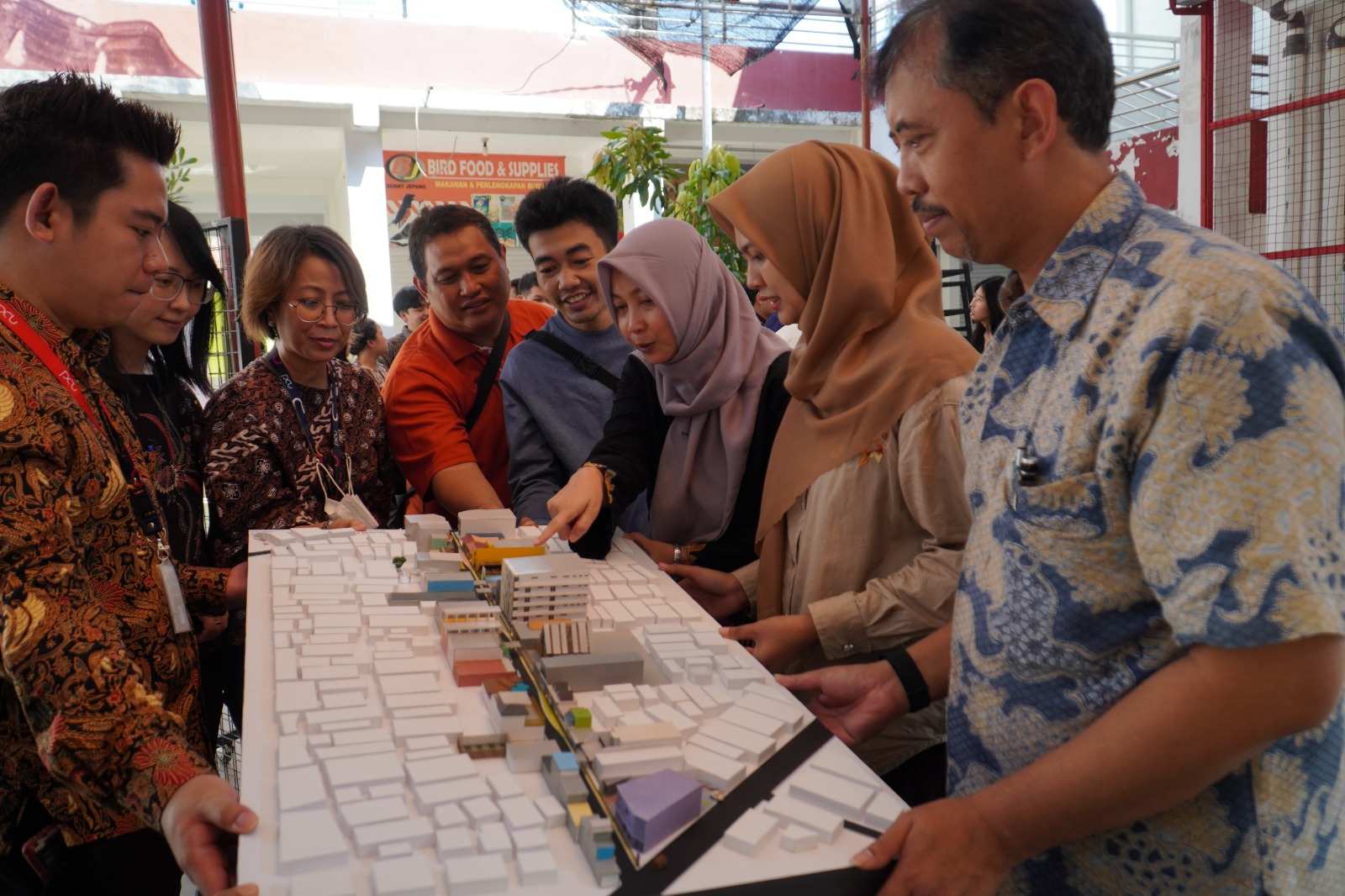 Perwakilan PCU dan Pemkot sedang berdiskusi mengenai maket Desain Dolly Saiki Terbaru