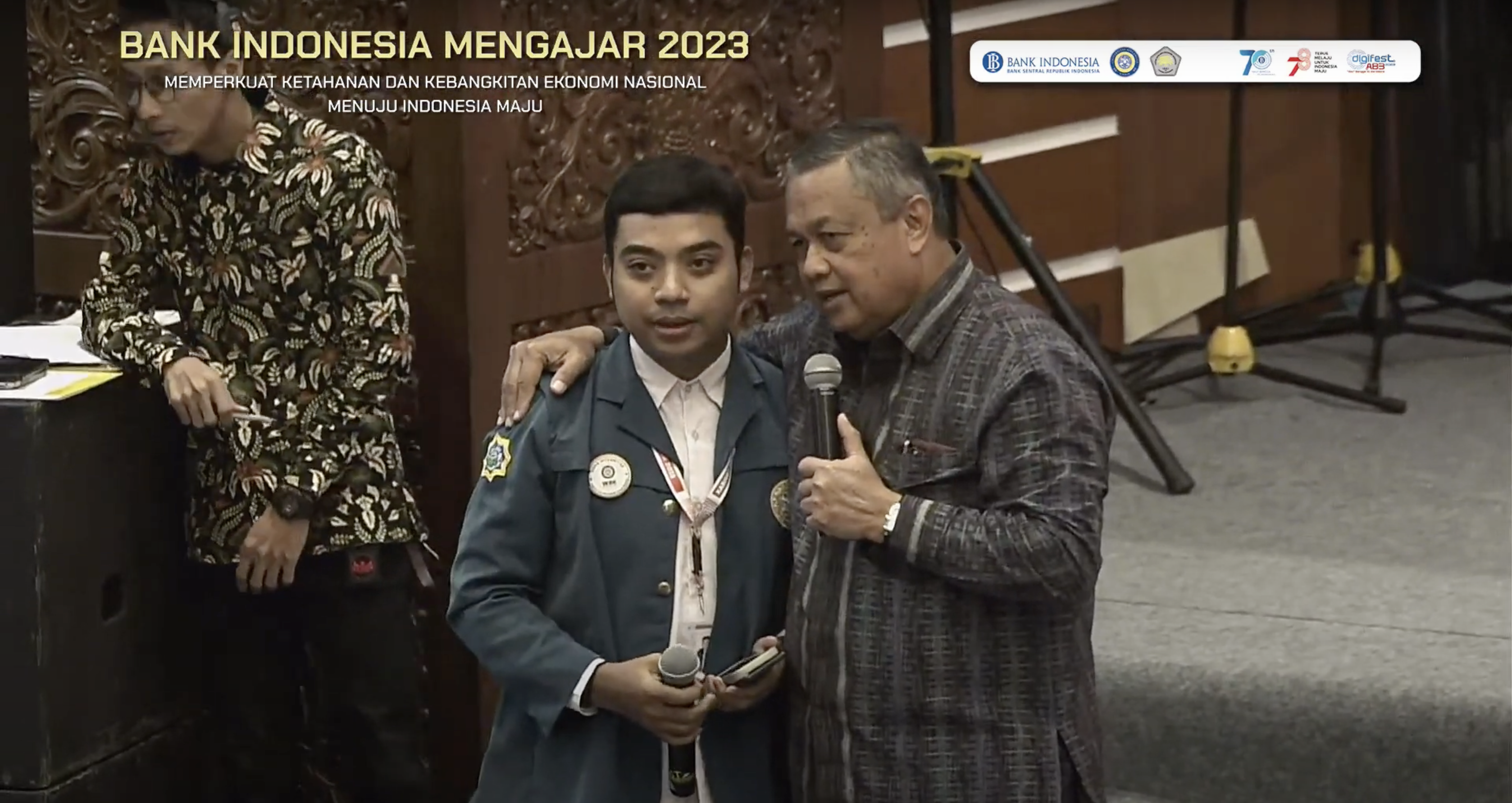 Gubernur BI Perry Warjiyo saat memberikan motivasi pada mahasiswa dalam Bank Indonesia Mengajar 2023 di Unair, Surabaya, Jumat (11/8/2023). (Sumber Gambar: Tangkapan layar youtube BI Jatim)