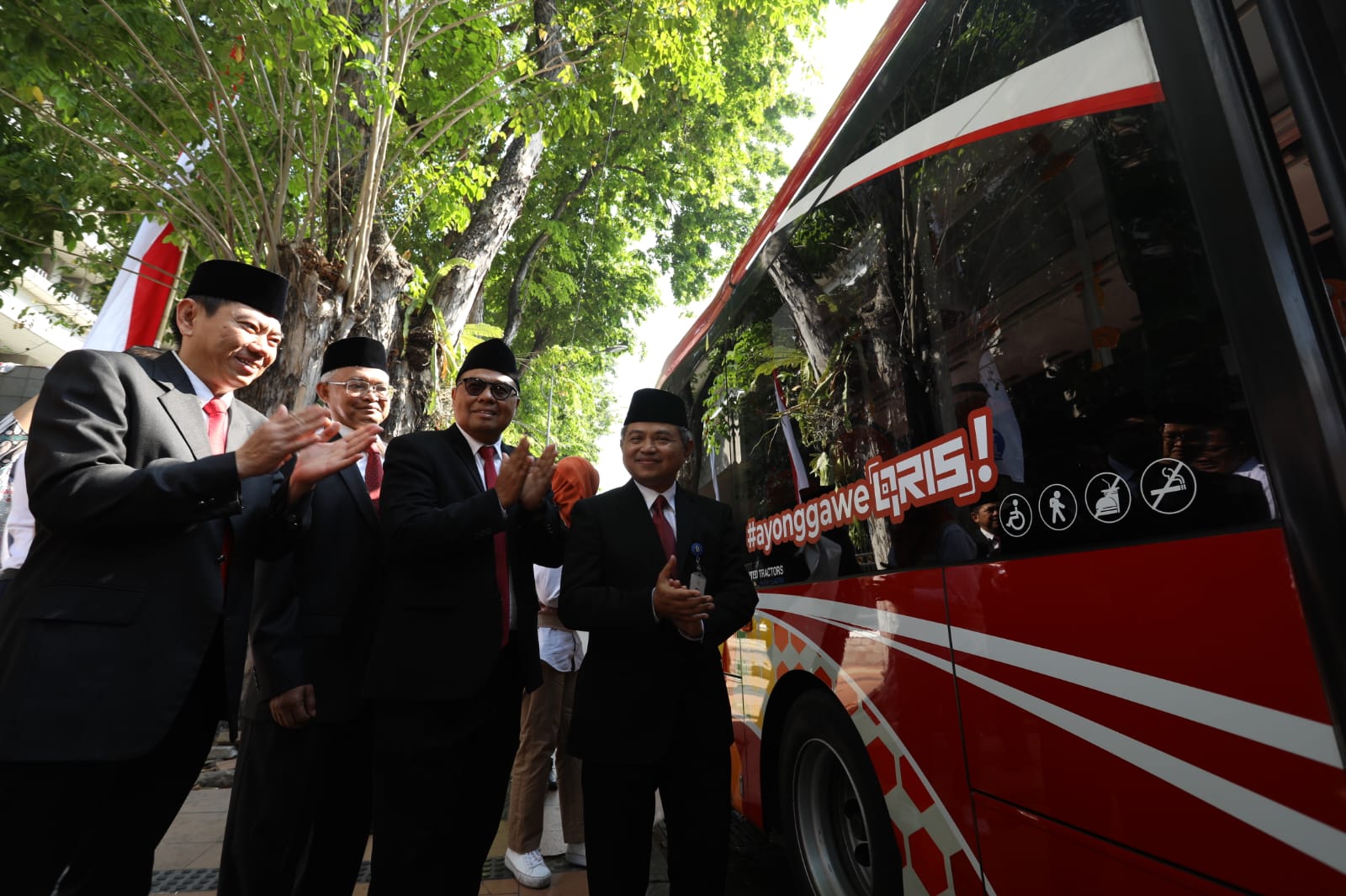 Kepala Bank Indonesia dan Perwakilan Perbankan Naik Trans Jatim Saat Meluncurkan Promo QRIS Rp 78 untuk Angkutan Publik dalam Peringatan HUT RI. (Foto: Istimewa)
