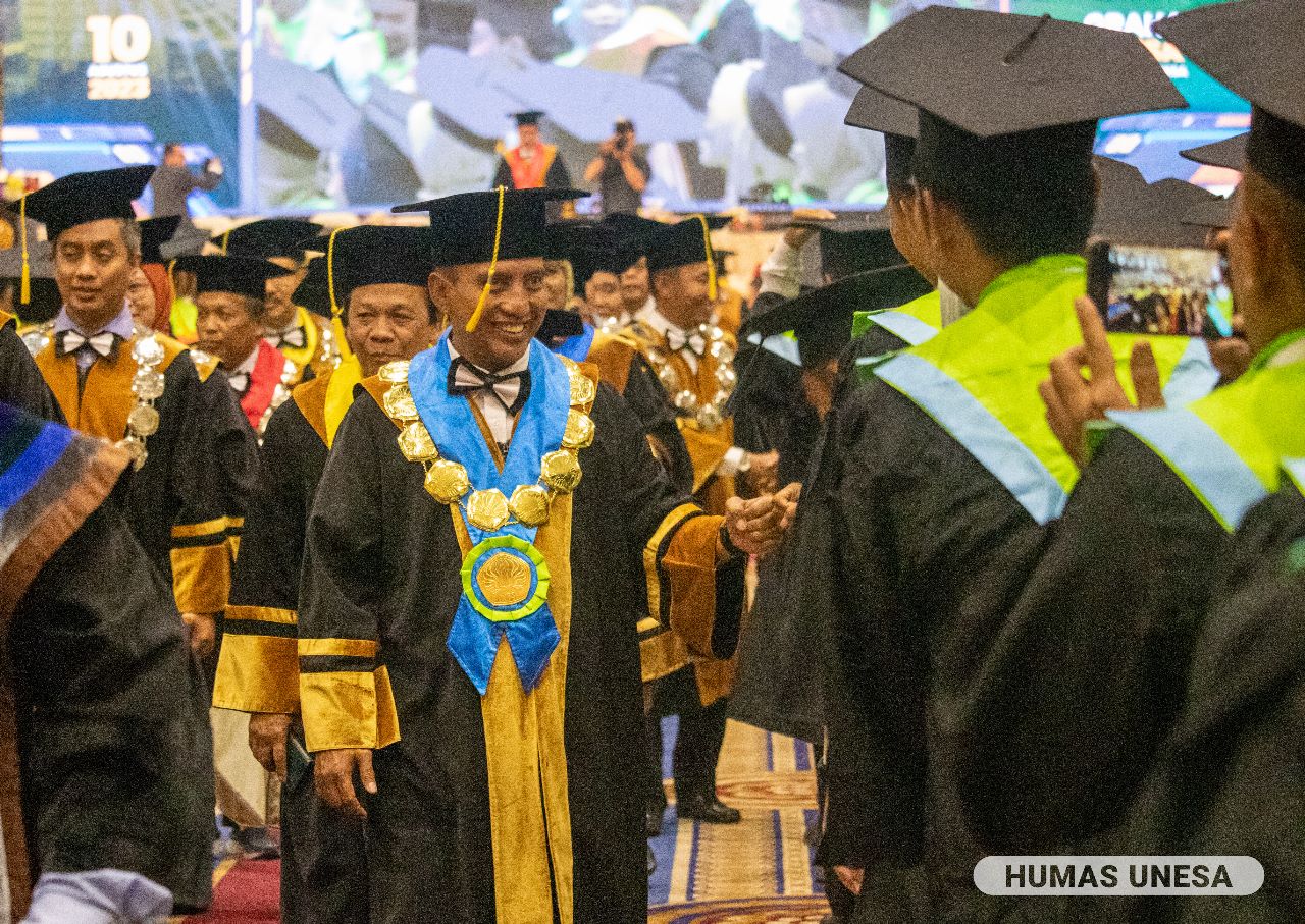Rektor UNESA, Prof. Dr. Nurhasan, M.Kes., dalam wisuda ke 106