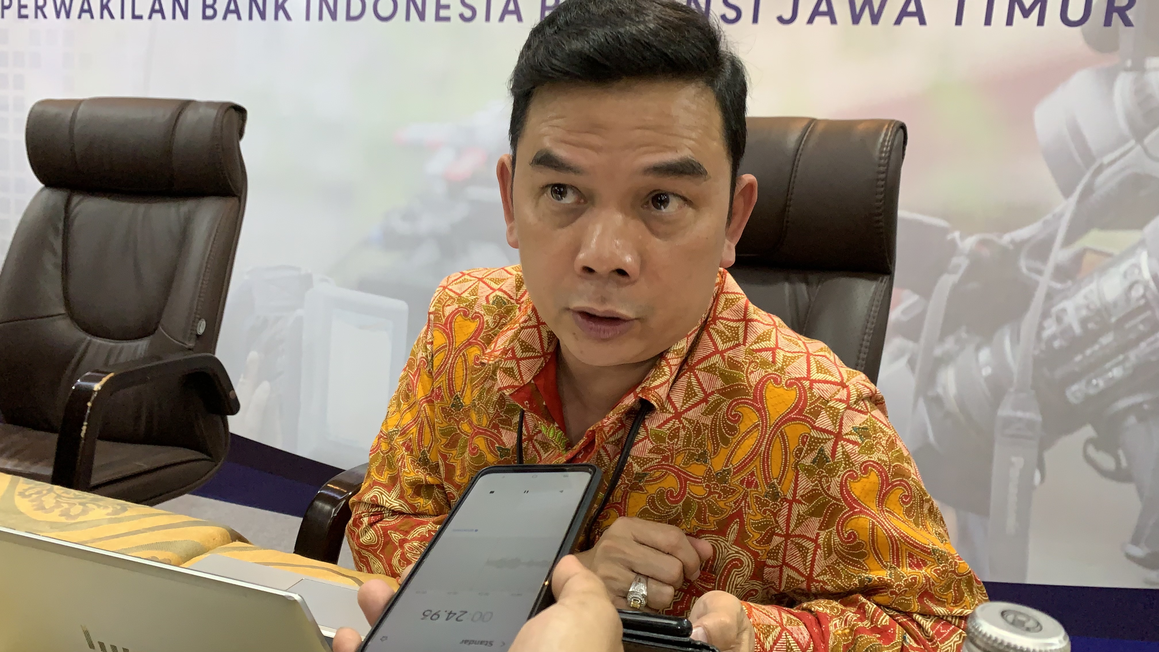 Advisor Bank Indonesia Jatim, Muslimin Anwar saat Bincang-Bincang Media Selasa (5/9/2023) di Surabaya. (Foto: Ardhia tap)