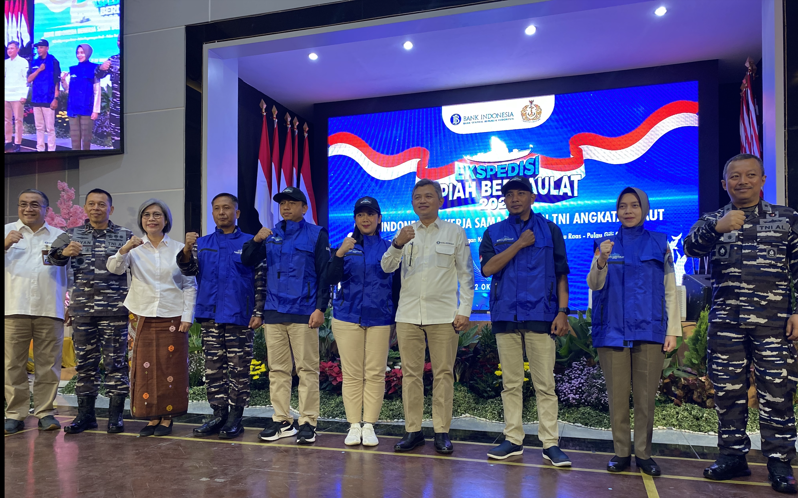 Ceremony pelepasanTim Ekspedisi Rupiah Berdaulat (ERB) 2023 oleh Kepala Perwakilan Bank Indonesia Provinsi Jawa Timur, Doddy Zulverdi. 