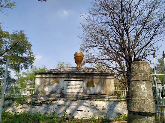 Makam Belanda yang ada di sekitar lapangan Yani golf. (Sumber gambar : teegolf)