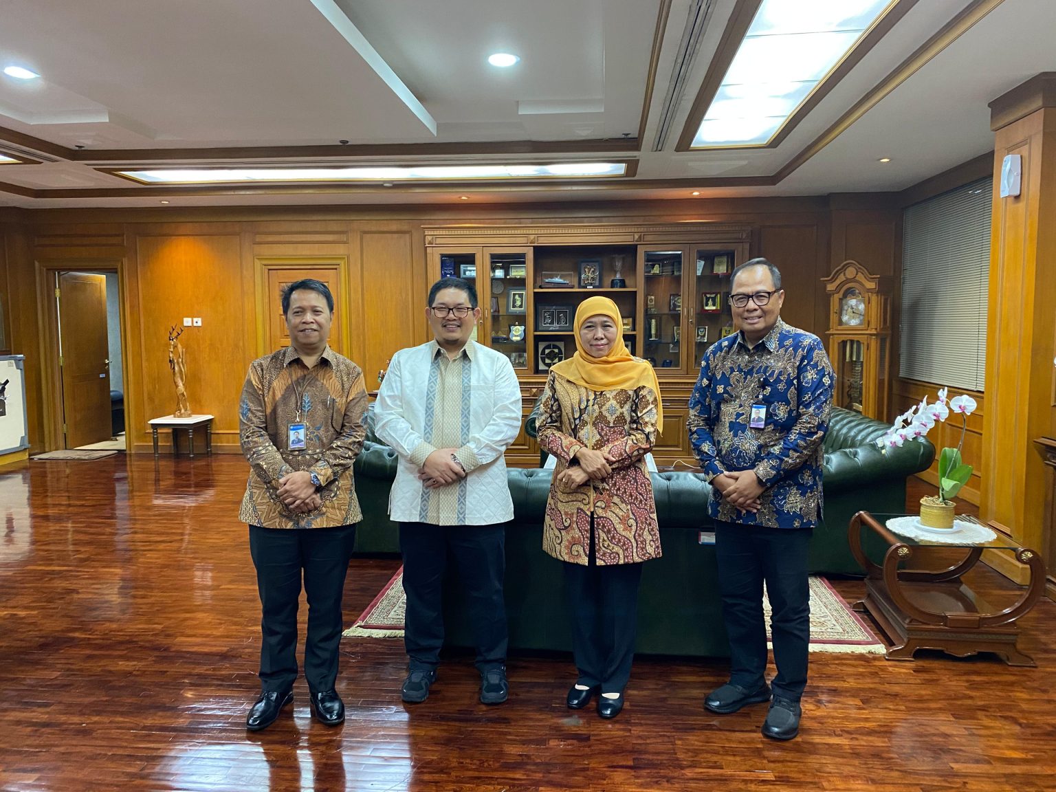 Khofifah Indar Parawansa melakukan pertemuan dengan Kepala Perwakilan Bank Indonesia Jatim Erwin Hutapea di Gedung Bank Indonesia Kota Surabaya, Selasa (20/2/2024). (Sumber : Nawacita)