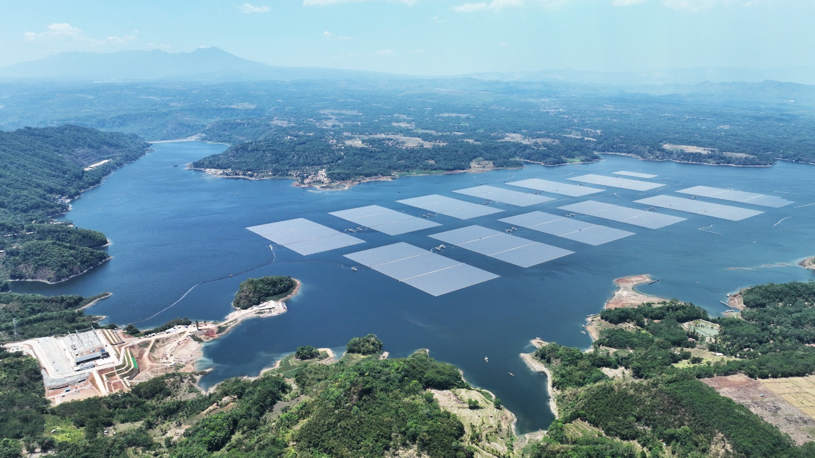 PLN Nusantara Renewables bersama mitra berhasil membangun dan mengoperasikan PLTS Terapung Cirata 192 MWp sebagai salah satu portofolio bisnis energi baru terbarukan (EBT)