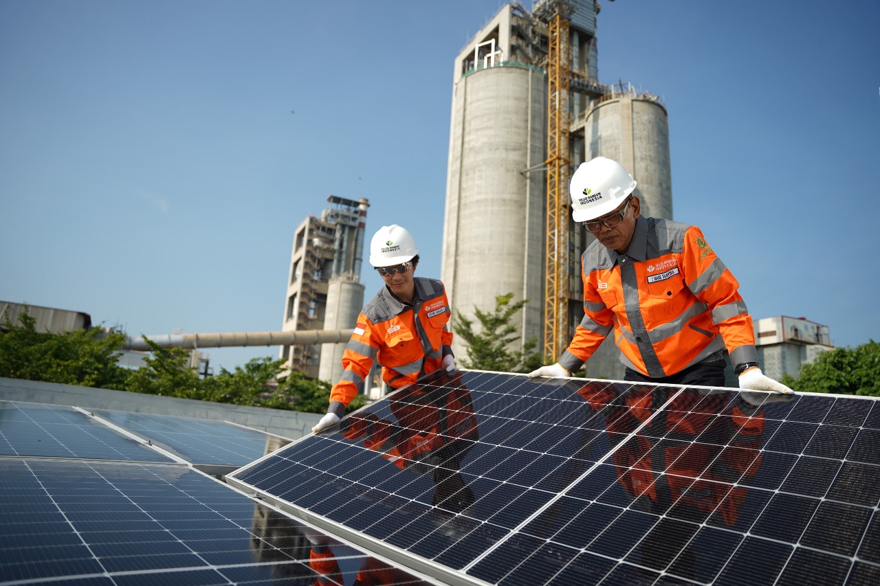 Karyawan PT Solusi Bangun Indonesia Tbk (SBI) melakukan instalasi solar panel di atap gedung utama kantor SBI Pabrik Tuban, Jawa Timur, sebagai upaya akselerasi transisi energi menuju energi baru terbarukan (EBT). Dok : SIG