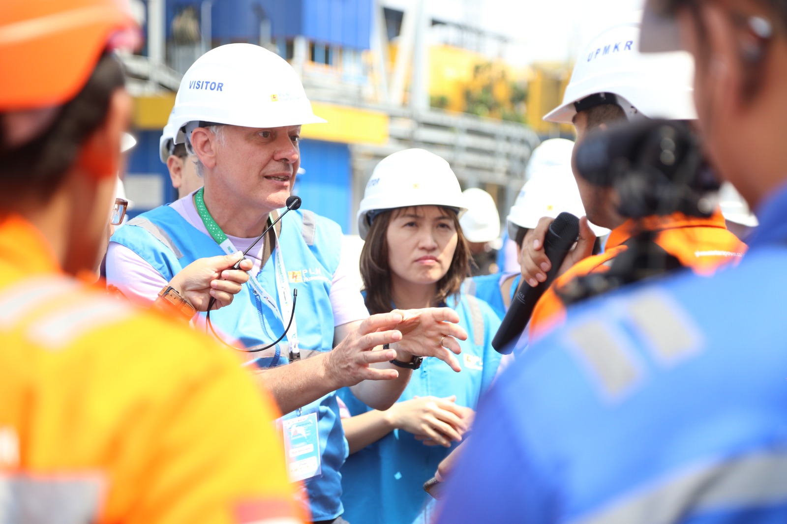 Dr. Pierre Serre-Combe, RD20 Action Committee Member from CEA (French Alternative Energies and Atomic Energy Commission), salah satu peserta RD Summer School 2024 tengah menanyakan beberapa hal terkait operasional GHP Muara Karang dalam kunjungan lapangan