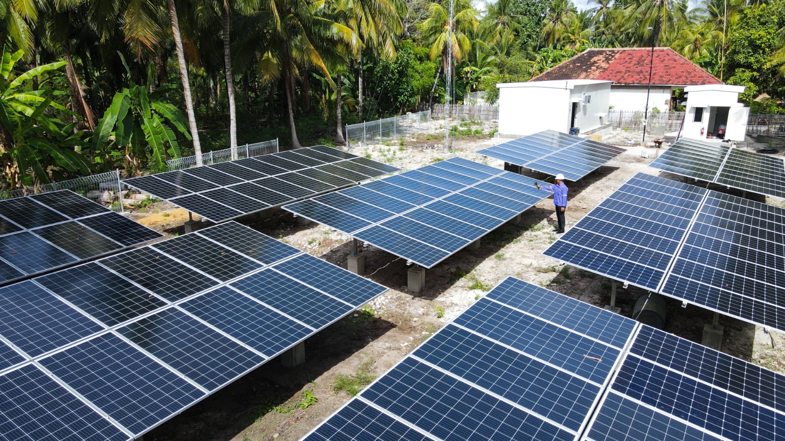 PLTS Kemirian, salah satu proyek PLTS Off Grid di Kepulauan Madura yang dikerjakan oleh PLN Nusantara Power Construction sebagai bagian untuk mendukung elektrifikasi kepulauan terpencil di Indonesia.