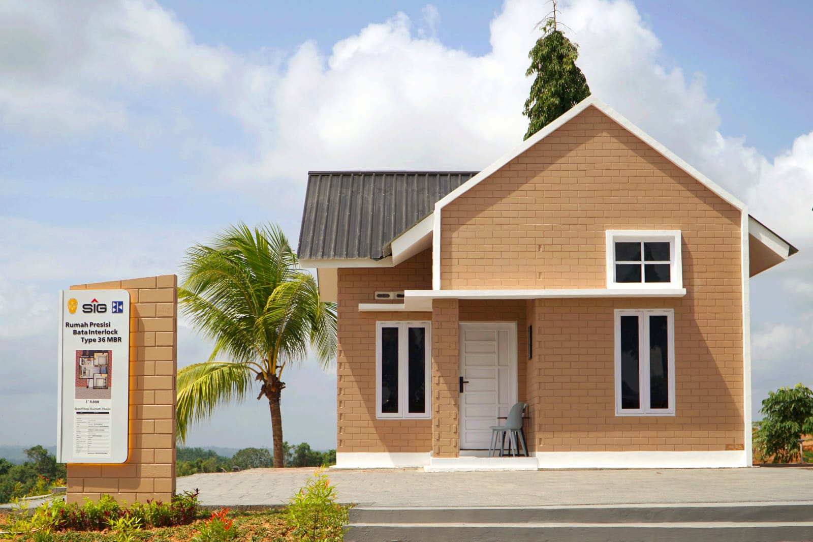 Rumah contoh MBR T36 pada instalasi Bangunan Contoh Teknologi SIG di IKN yang dibangun menggunakan solusi bata interlock yang ramah lingkungan.