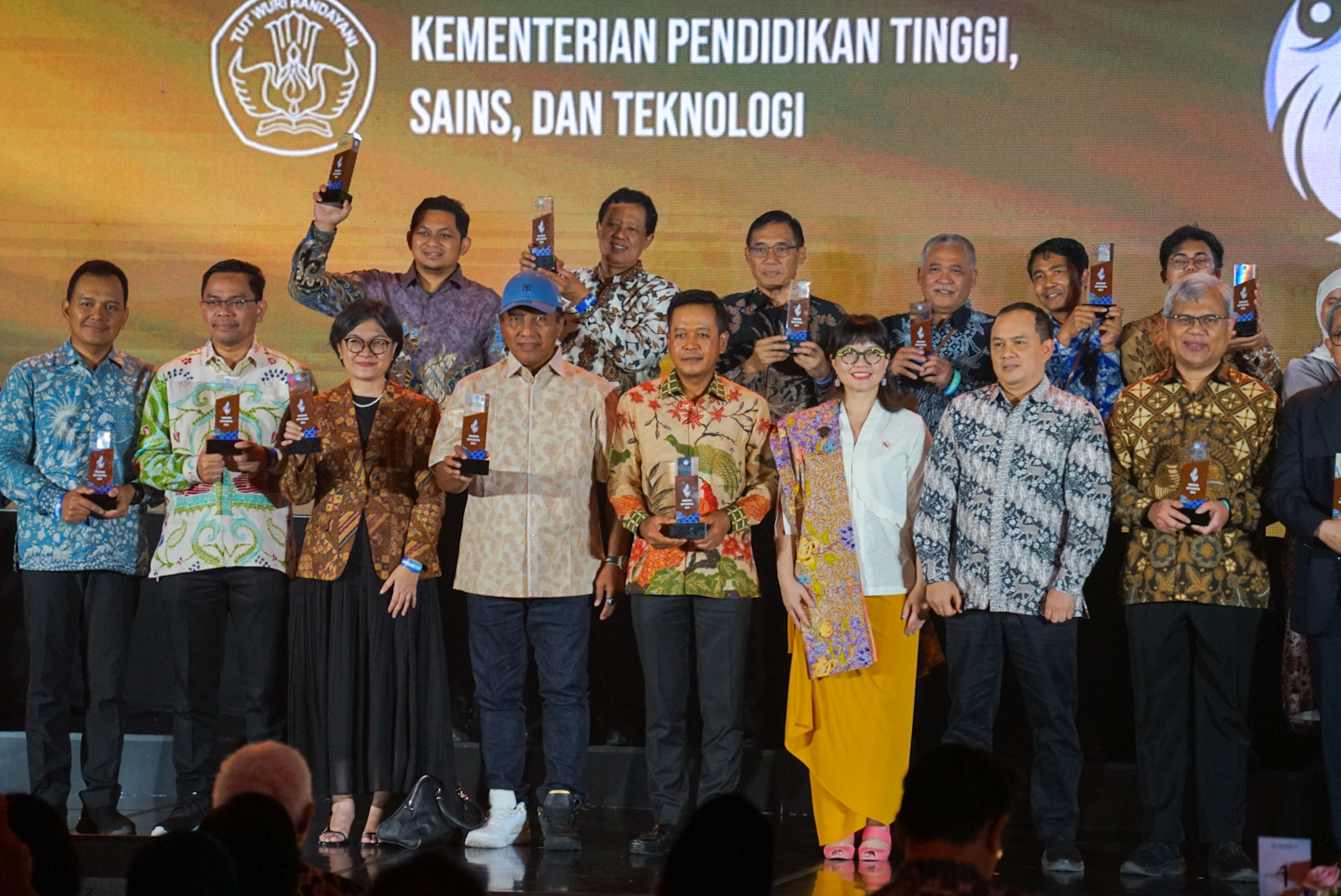 Rektor UNESA Cak Hasan bersama 14 trophy Anugerah Diktisaintek 2024