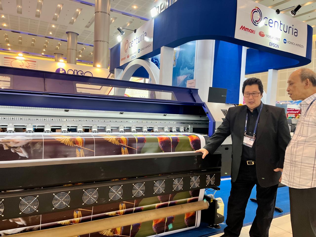 Ketua Asosiasi Teknik Grafika dan Media Indonesia (ATGMI), Herman Pratomo (ka) sedang meninjau Global Print and Packaging Expo (GPPE) , Kamis (12/12)