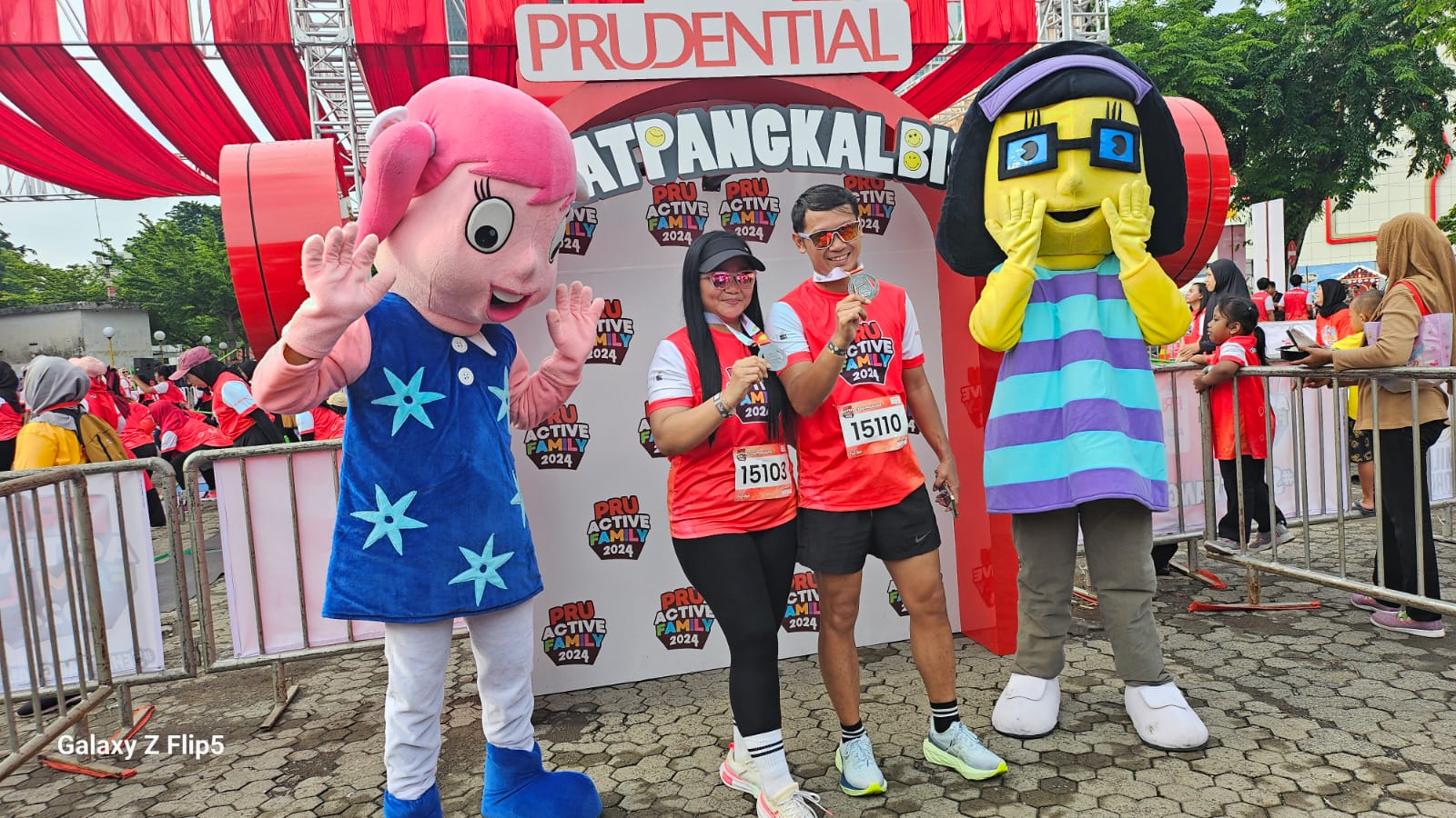 Senyum ceria peserta setelah berhasil finish lari 5 K di PRUActive Family Surabaya, Minggu 15 Desember 2024.