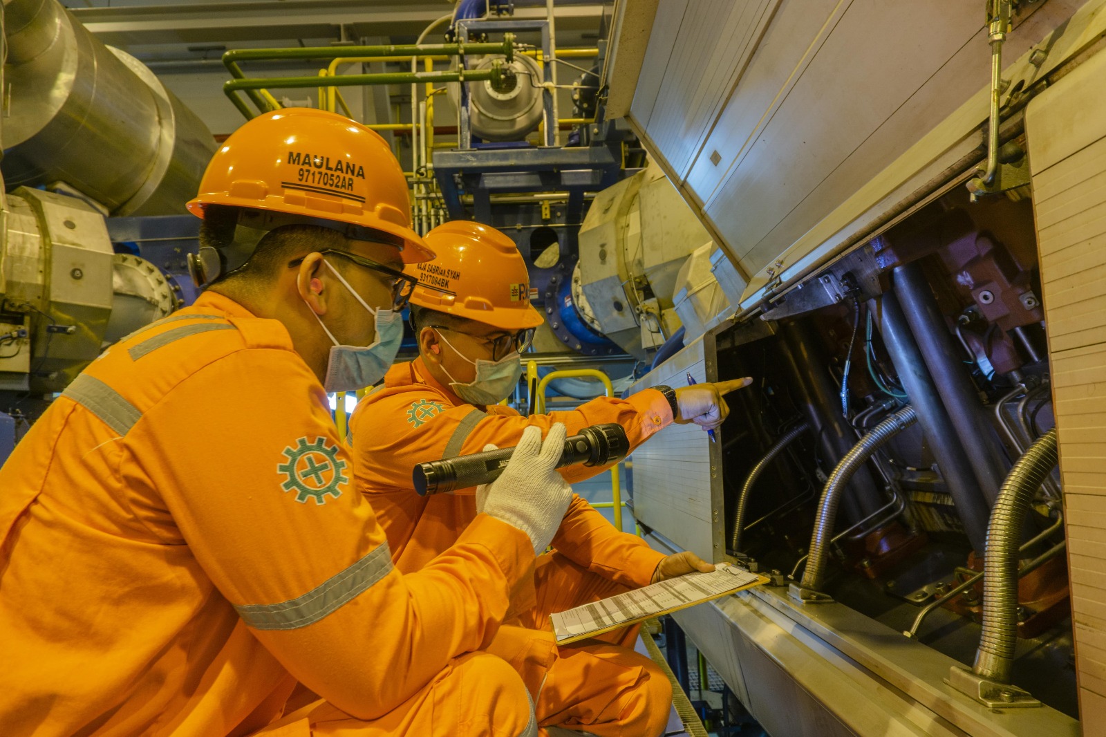 Karyawan PLN Nusantara Power siap siaga mengawal unit pembangkit di seluruh Indonesia untuk tetap beroperasi, menjaga pasokan listrik handal di seluruh Indonesia