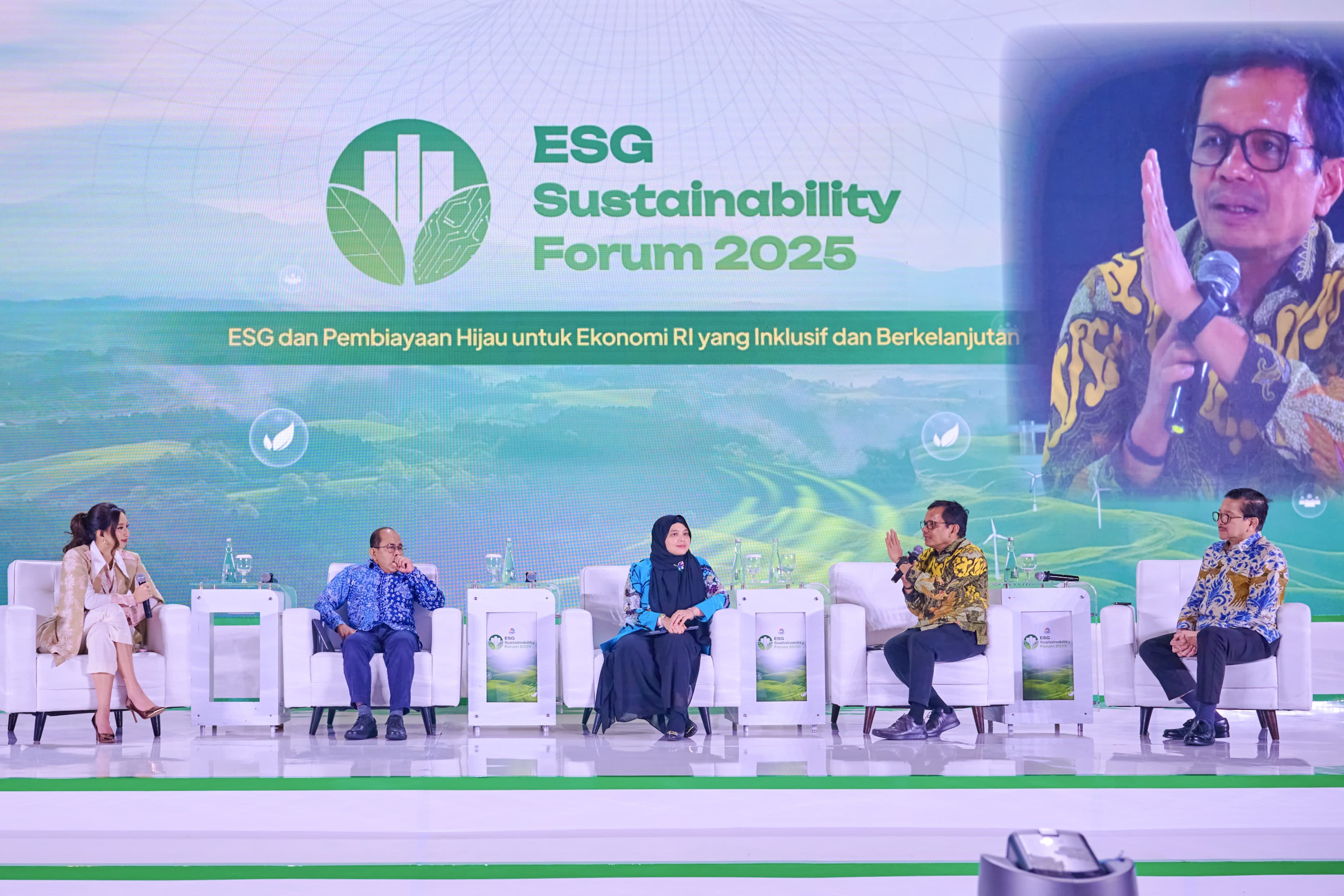  Direktur Utama SIG, Donny Arsal (kedua kanan) menyampaikan paparan pada acara ESG Sustainability Forum 2025 yang diselenggarakan oleh CNBC Indonesia di Menara Bank Mega, Jakarta, pada Jumat (31/1/2025).