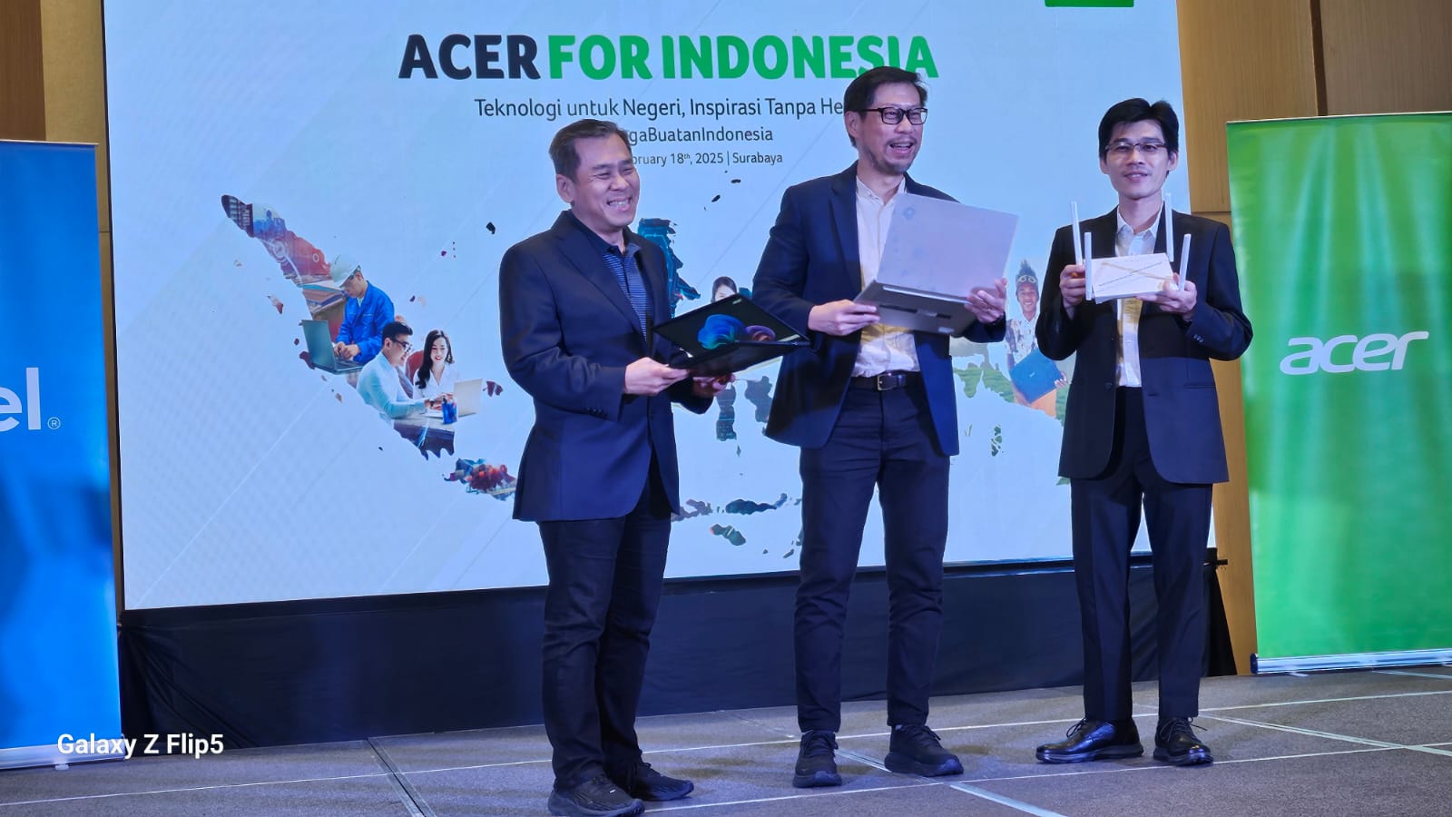 Products & Solutions Director Acer Indonesia, Riko Gunawan (tengah) saat menunjukkan sejumlah produk teknologi terbaru Acer kepada media di Surabaya, Selasa (18/1/2025).