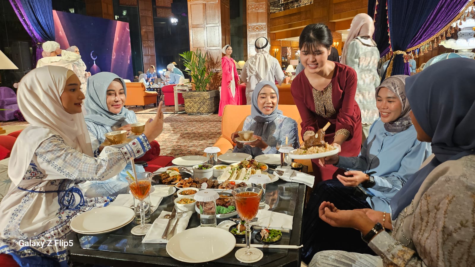 Pengunjung Menikmati Suasana Perayaan Iftar Shangri-La: 