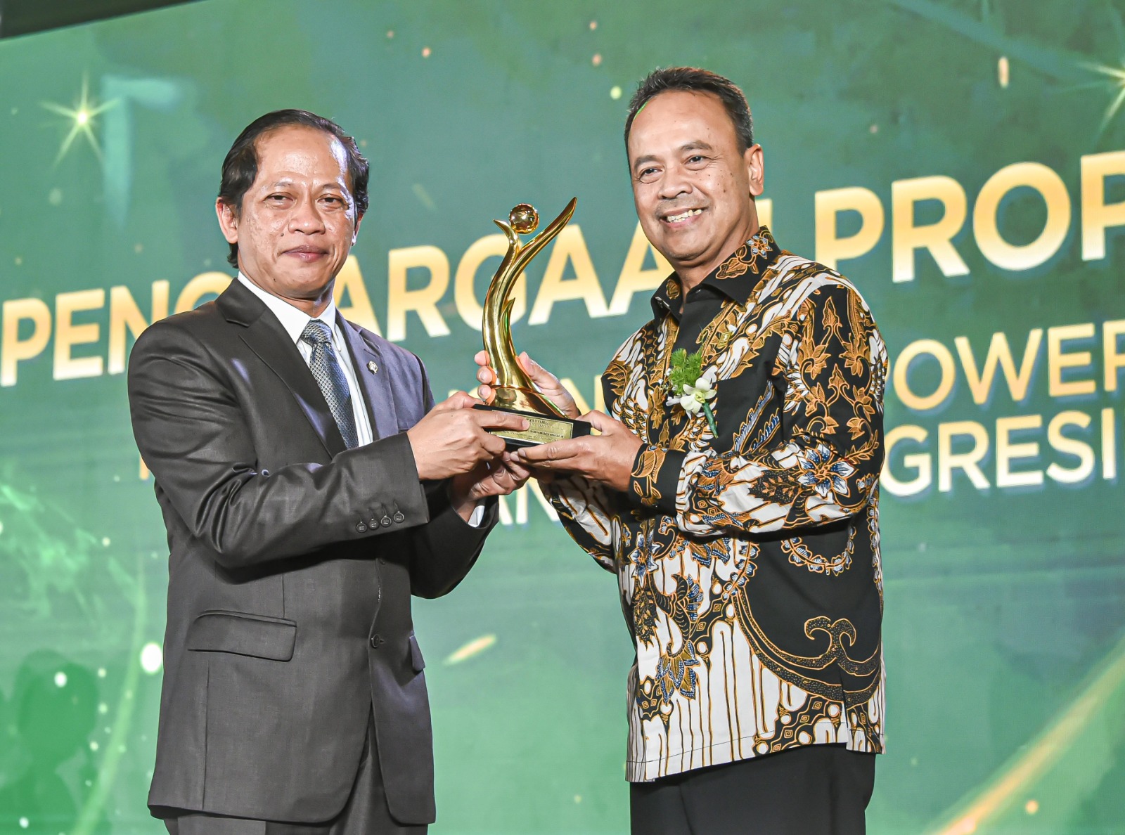 Direktur Utama PLN Nusantara Power (PLN IP) Ruly Firmansyah (kanan) saat menerima piala PROPER EMAS yang dianugerahkan langsung oleh Menteri Lingkungan Hidup (LH) Hanif Faisol Nurofiq (kiri) pada acara Anugerah Lingkungan PROPER di Jakarta
