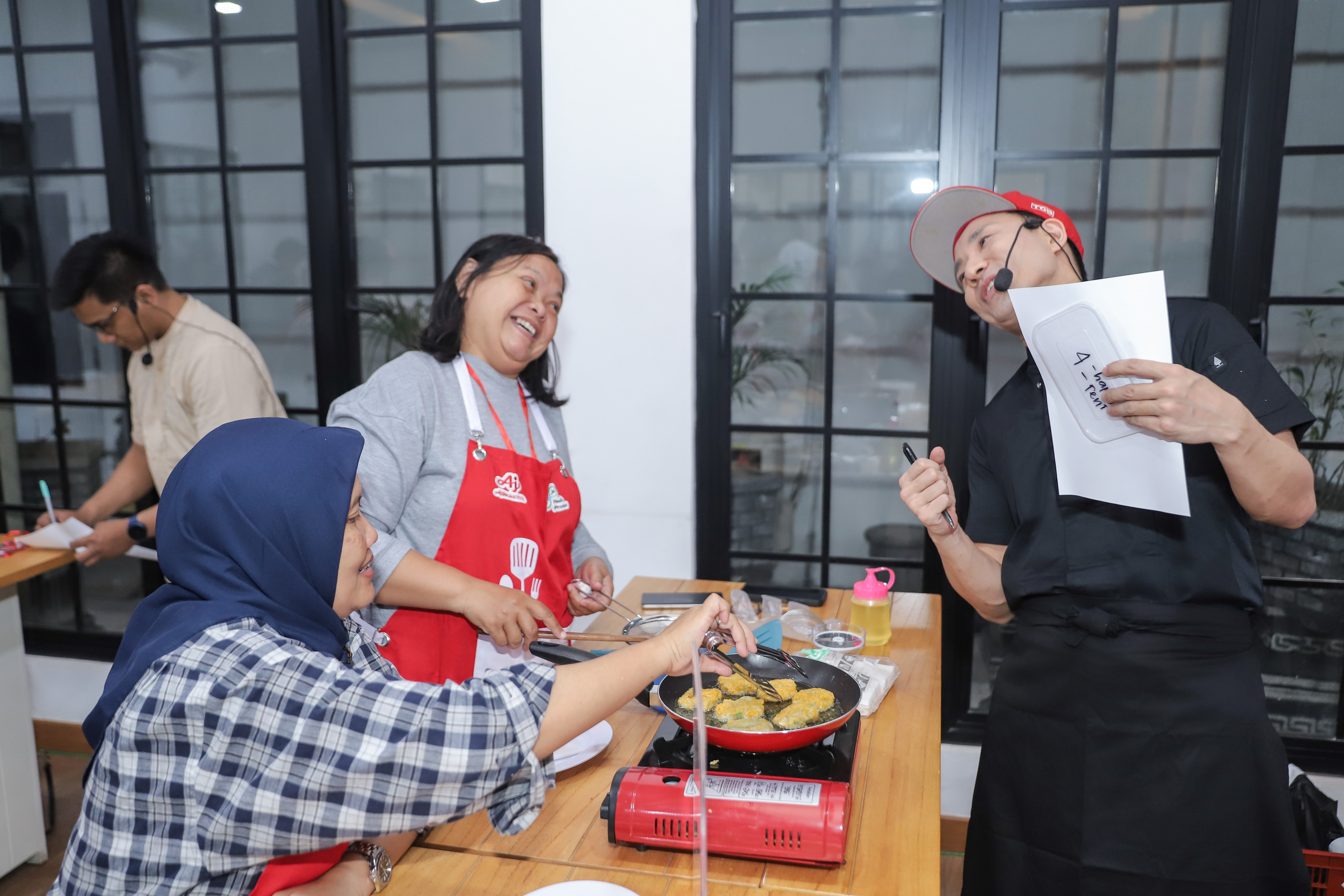 Chef Hideki Fujiwara menunjukkan cara memasak nugget sayur tanpa garam dengan Masako®️. Lezat dan lebih sehat, cocok untuk buka puasa.