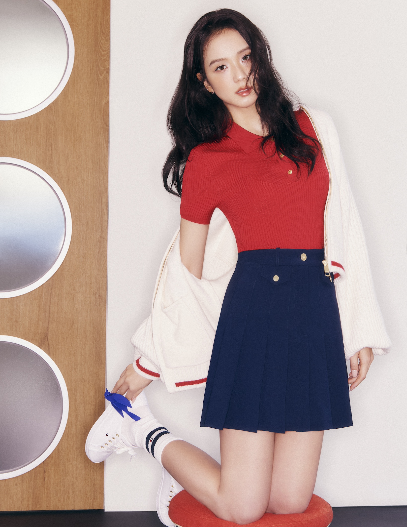 Jisoo menjadi Brand Ambassador untuk koleksi Spring 2025 dari Tommy Hilfiger, sebuah brand fashion global yang fenomenal.