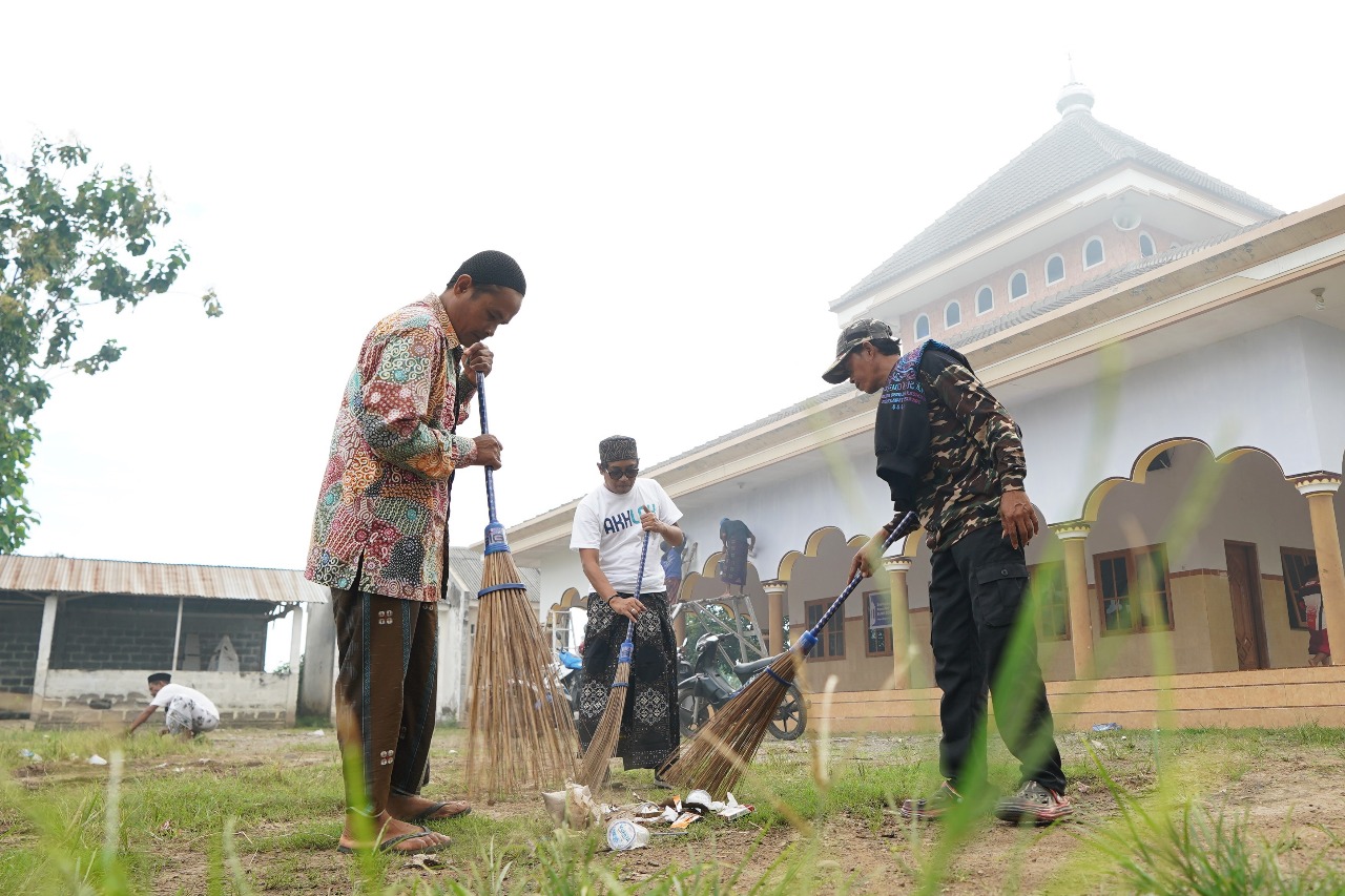 Relawan Sobat Aksi Ramadan SIG (tengah) bersama alumni santri membersihkan masjid dan lingkungan Pondok Pesantren Minhaju Al-Ihtida, Situbondo, Jawa Timur, pada Kamis (20/3/2025).