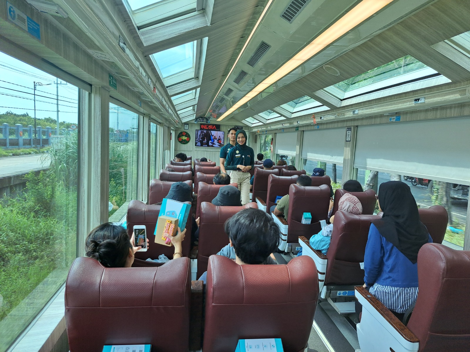 Kereta Api Mutiara Timur Tambahan Panoramic menjadi pilihan nyaman bagi para pemudik Lebaran 2025, siap mengantar penumpang dengan rute Surabaya dan Ketapang dengan layanan eksklusif .