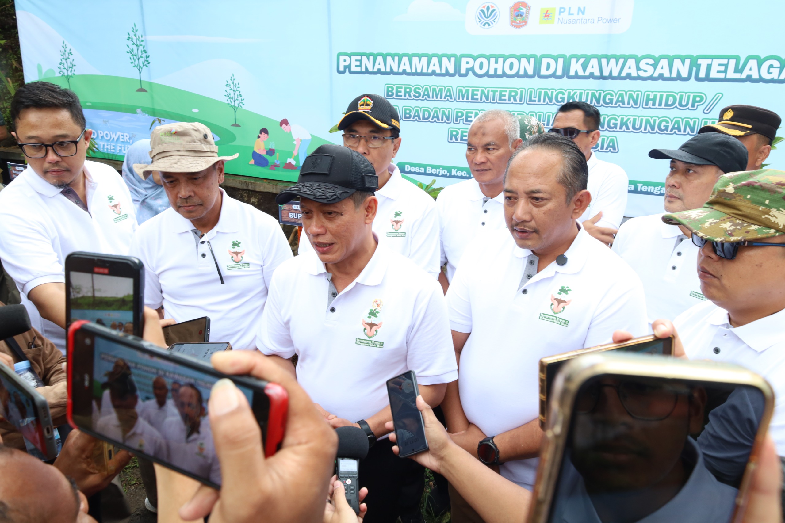 Menteri Lingkungan Hidup Hanif Faisol Nurofiq (tigadari kiri), Bupati Karanganyar Robert Christanto (dua dari kanan), Direktur Utama PLN Nusantara Power Ruly Firmansyah (dua dari kiri) saat melakukan doorstop media setelah penanaman pohon di kawasan Telag