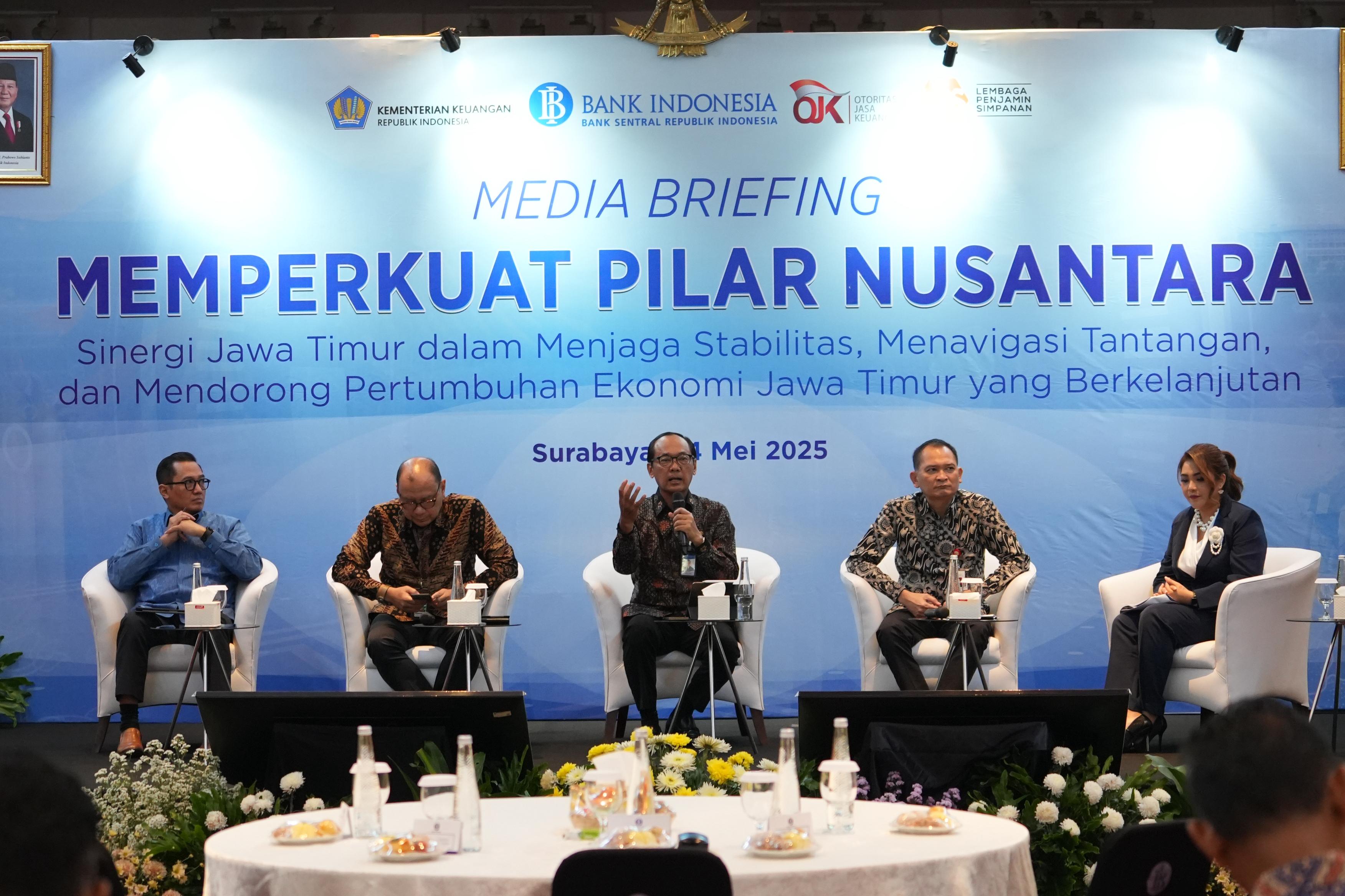 Kantor Perwakilan BI (Bank Indonesia) Jatim Bersama OJK, Kemenkeu, dan LPS Bahas Prospek Ekonomi Berkelanjutan dalam diskusi pertumbuhan Jawa Timur yang melampaui rata-rata nasional didorong oleh konsumsi rumah tangga dan panen raya, Surabaya (14 Mei 2025