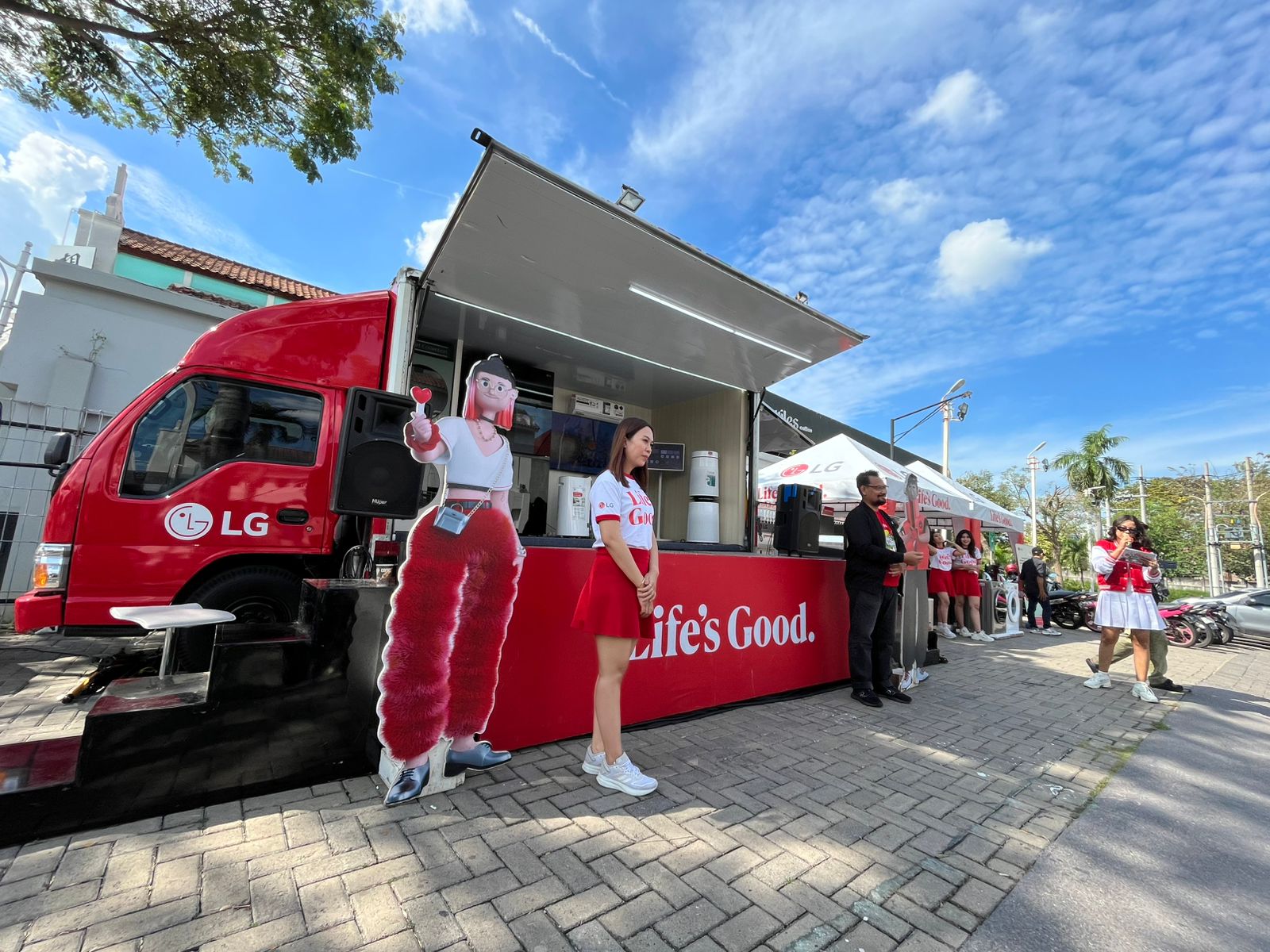 Truk Life’s Good LG hadir di Surabaya, menampilkan berbagai produk premium seperti TV OLED, mesin cuci pintar, dan kulkas inovatif untuk kampanye teknologi terbaru. (Foto: Ardhia tap)