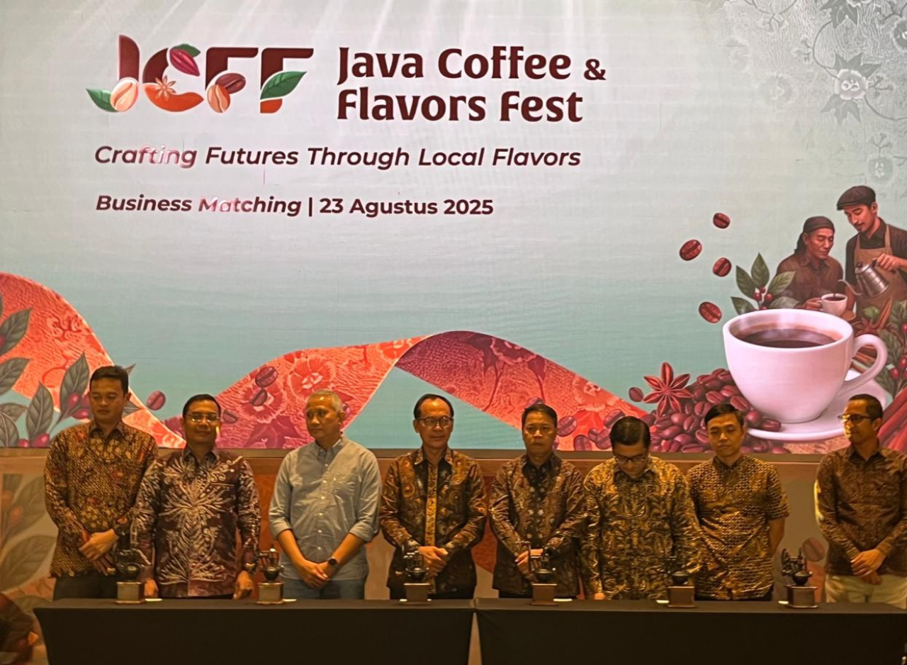 Para pejabat dan perwakilan pelaku usaha menghadiri **Java Coffee & Flavors Fest 2025** di Surabaya, Sabtu (23/8/2025). Acara ini menjadi ajang *business matching* untuk memperkuat ekosistem kopi Jawa Timur sekaligus mendorong perluasan akses pasar ekspor