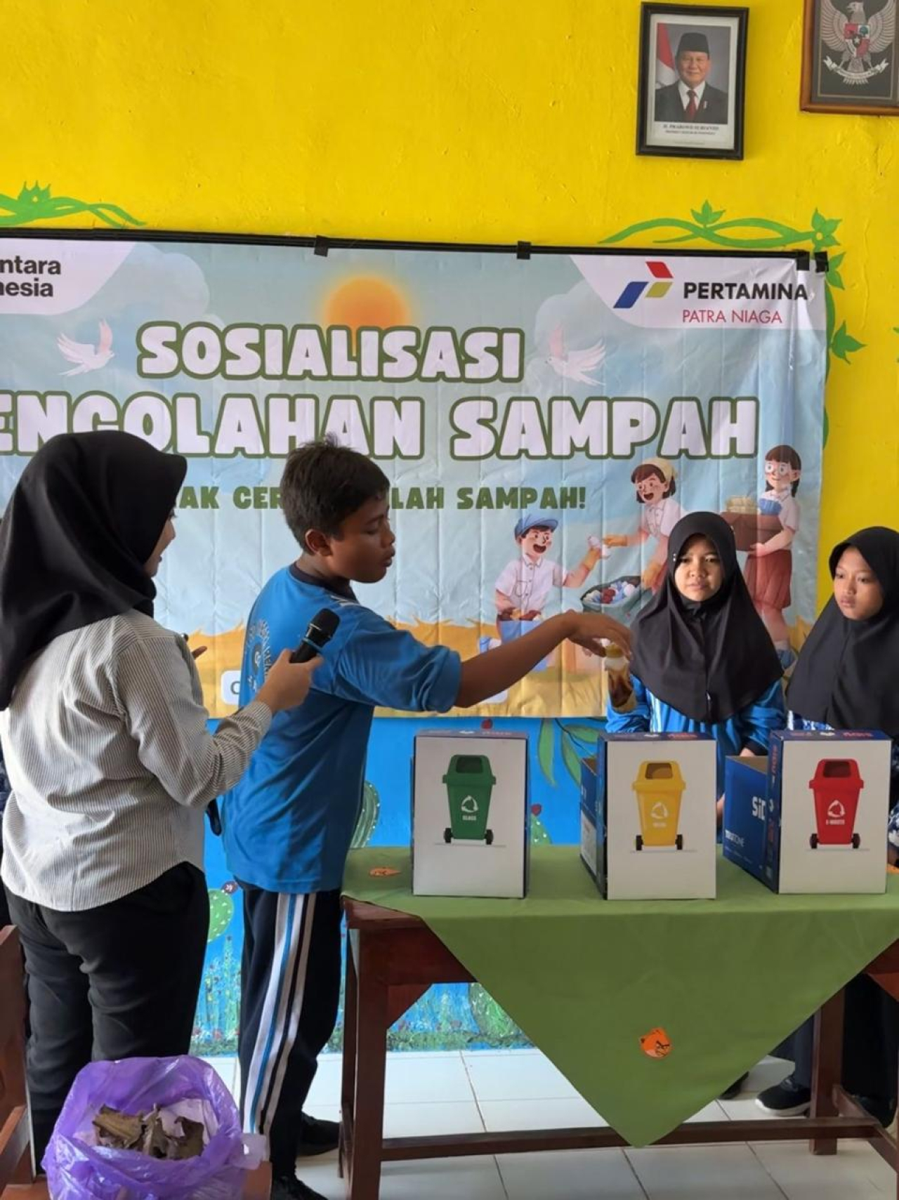 “Pertamina Patra Niaga Tuban bersama mahasiswa PPNS gelar edukasi pengelolaan sampah di SDN 2 Remen untuk tanamkan kesadaran lingkungan sejak dini.”
