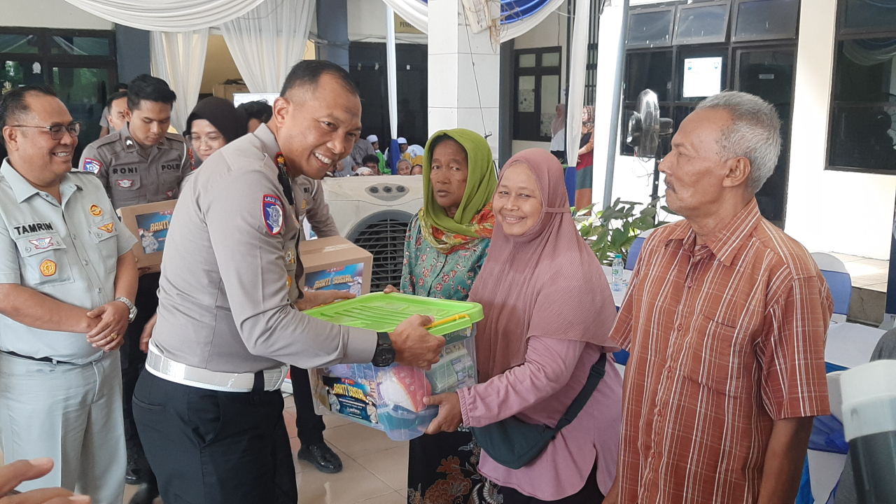 Dirlantas Polda Jatim Kombes Pol Iwan Saktiadi menyerahkan Sembako kegiatan bakti kesehatan di Kantor Kelurahan Kedung Cowek
