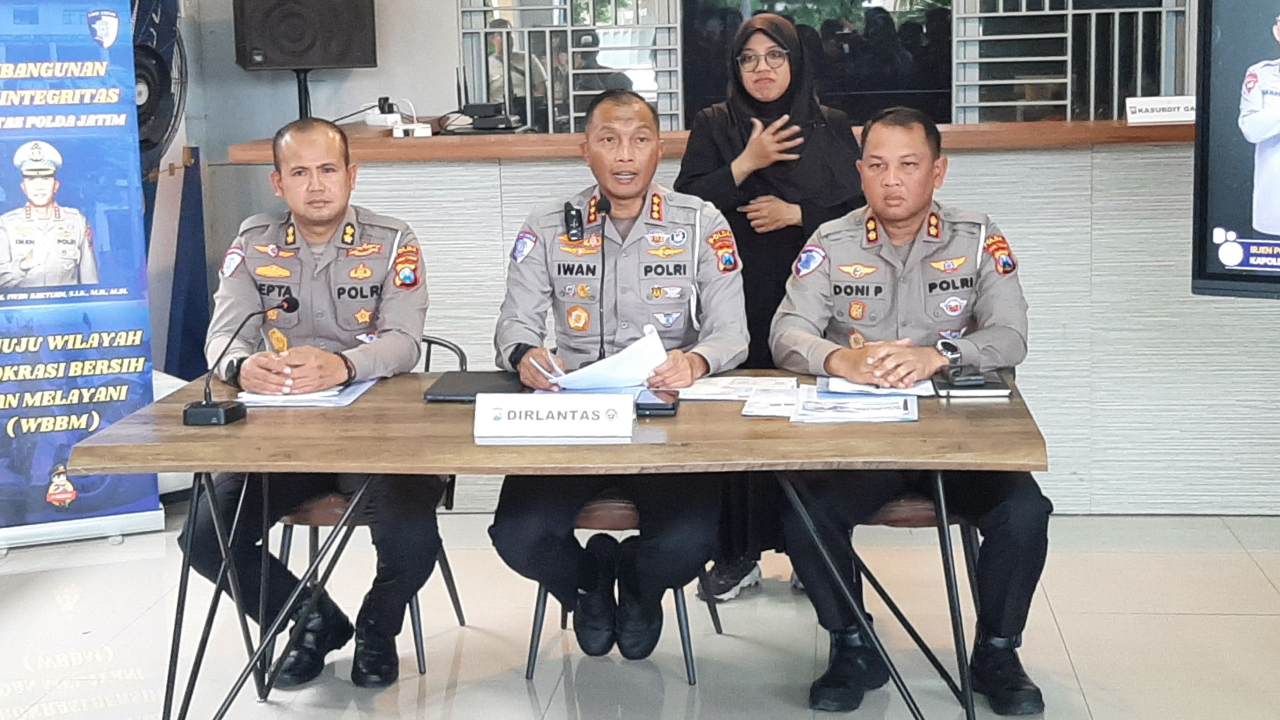 Kombes Pol Iwan Saktiadi Dirlantas Polda Jatom (Tengah) Bersama AKBP Doni (Kanan) dan AKBP Septa (Kasubdit Gakkum)