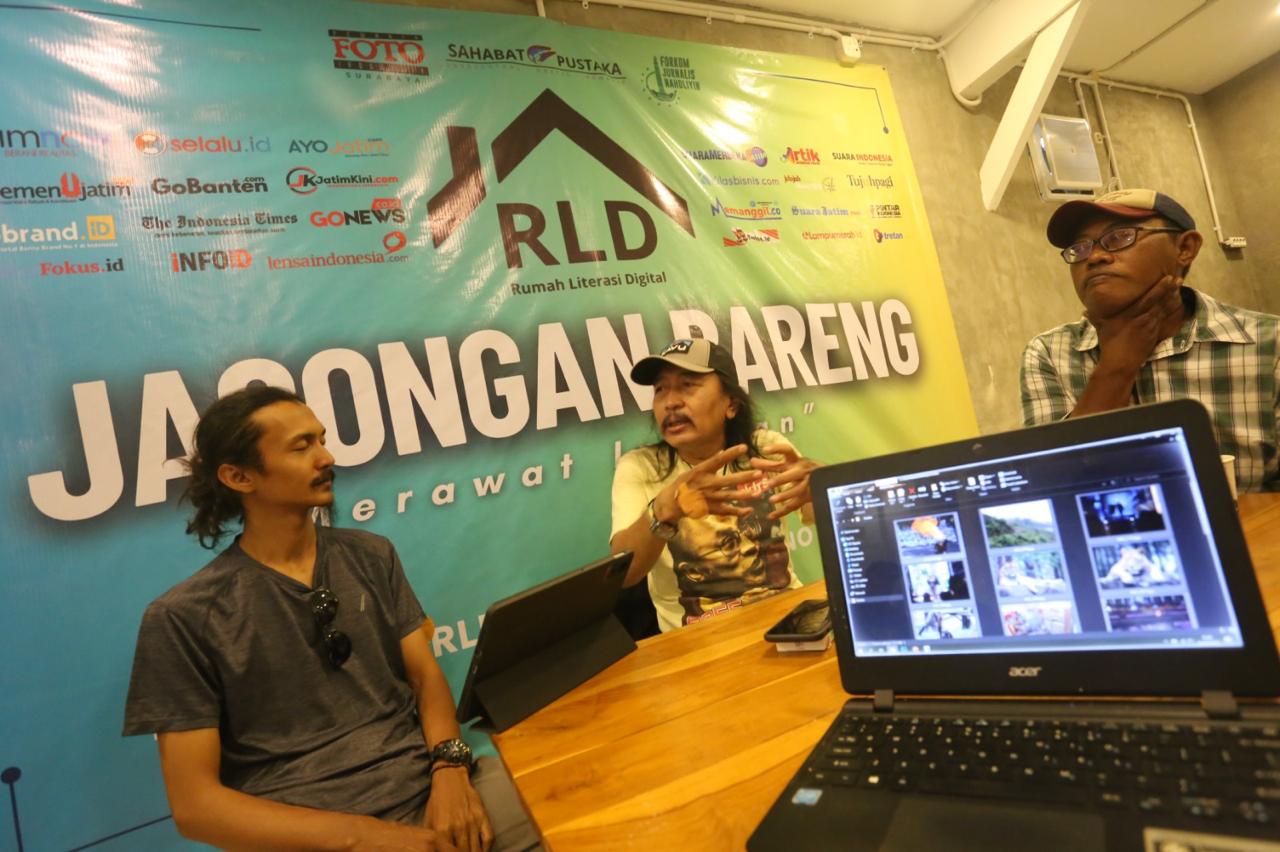 Praktisi media Totok J. Sumarno (tengah) berbagi pengalaman tentang relevansi foto jurnalistik di era digital dalam diskusi Jagongan Bareng yang digelar Pewarta Foto Indonesia (PFI) Surabaya